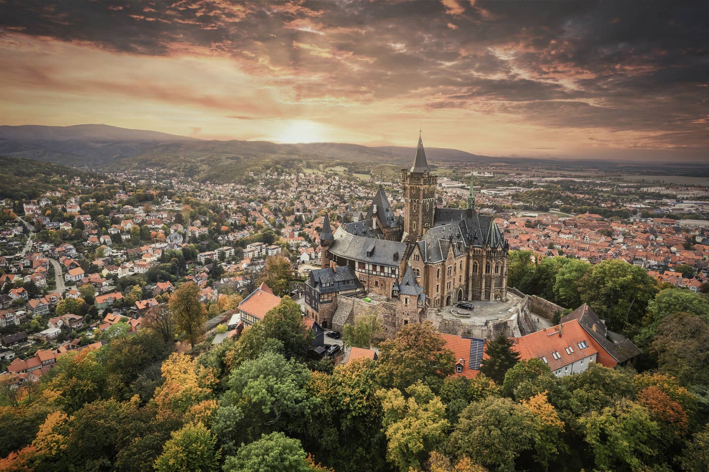 Wernigerode Urlaub mit DERTOUR. Luftaufnahme von Wernigerode und Umgebung bei Sonnenuntergang