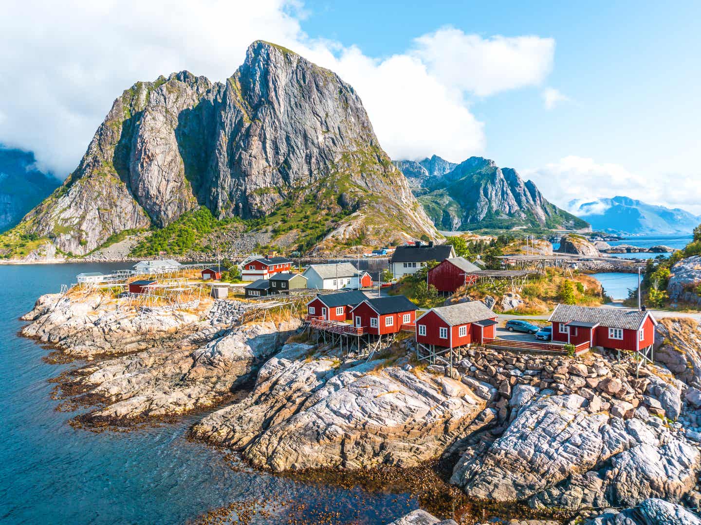 Kleine Fischerorte sind Teil der Route – hier erlebst du das traditionelle Leben am Meer Bunte Holzhäuser im kleinen Fischerort Hamnøy auf den Lofoten in Norwegen