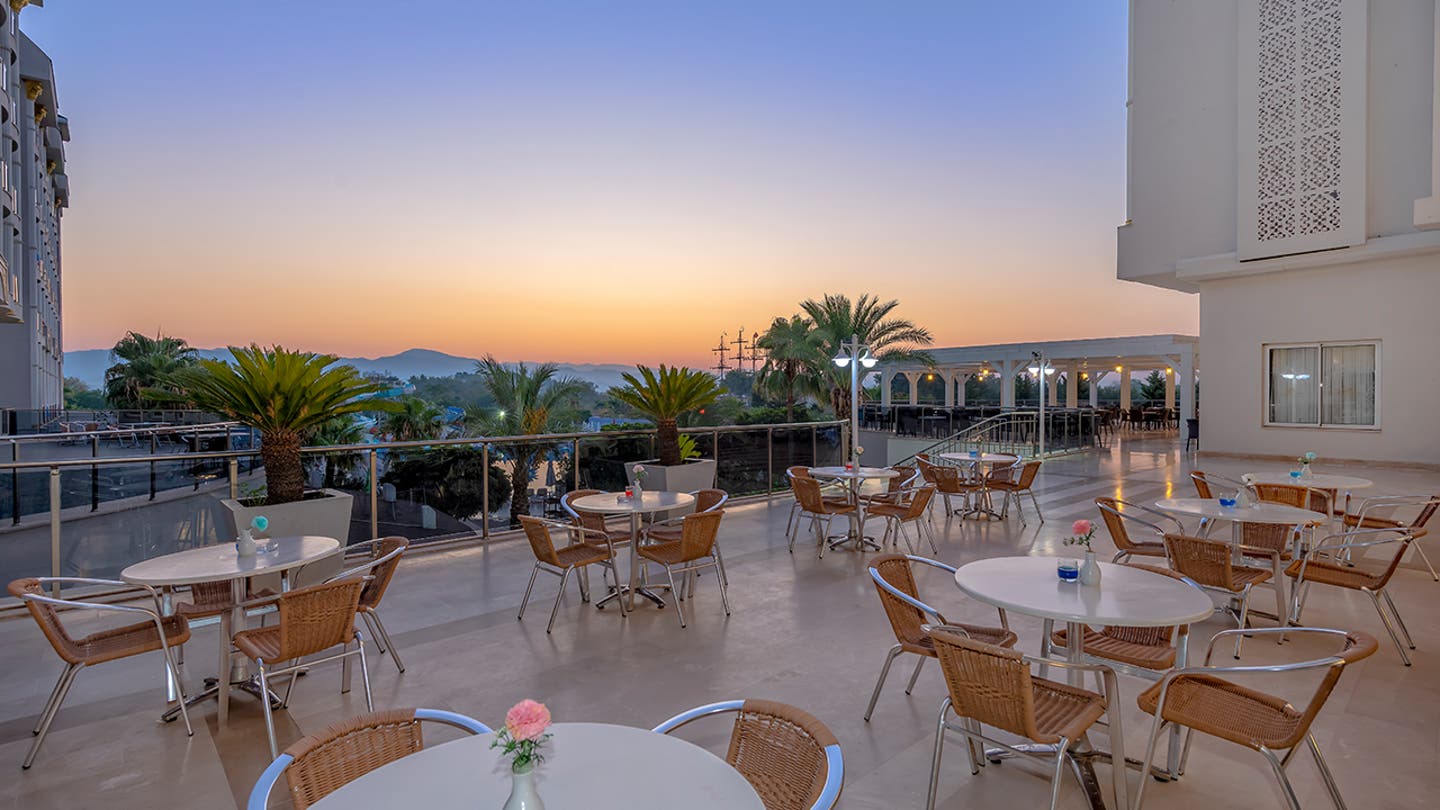 Terrasse des Lake River Side Hotel & Spa