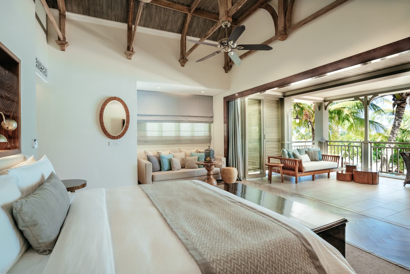 Doppelbett mit Ausblick in einer Ocean Haven Balcony Junior Suite