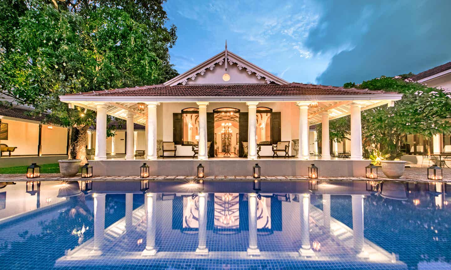 Ein luxuriöses Hotel auf Sri Lanka am Abend