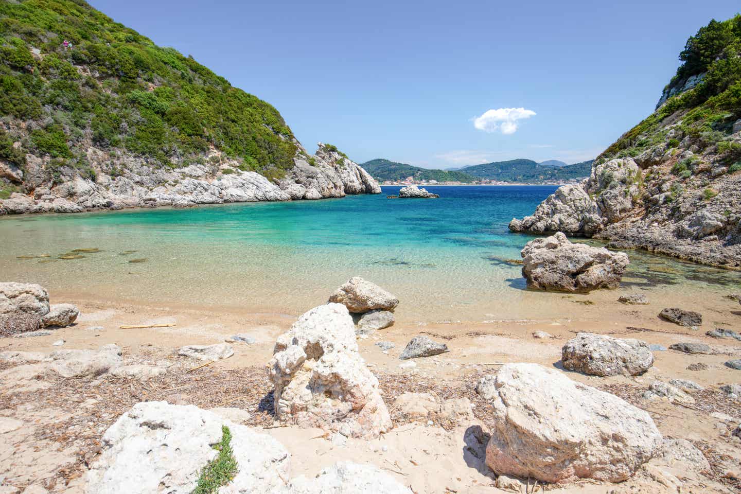Türkis schimmert das Wasser in der einsamen Bucht Canal d'Amour auf der griechischen Insel Korfu.