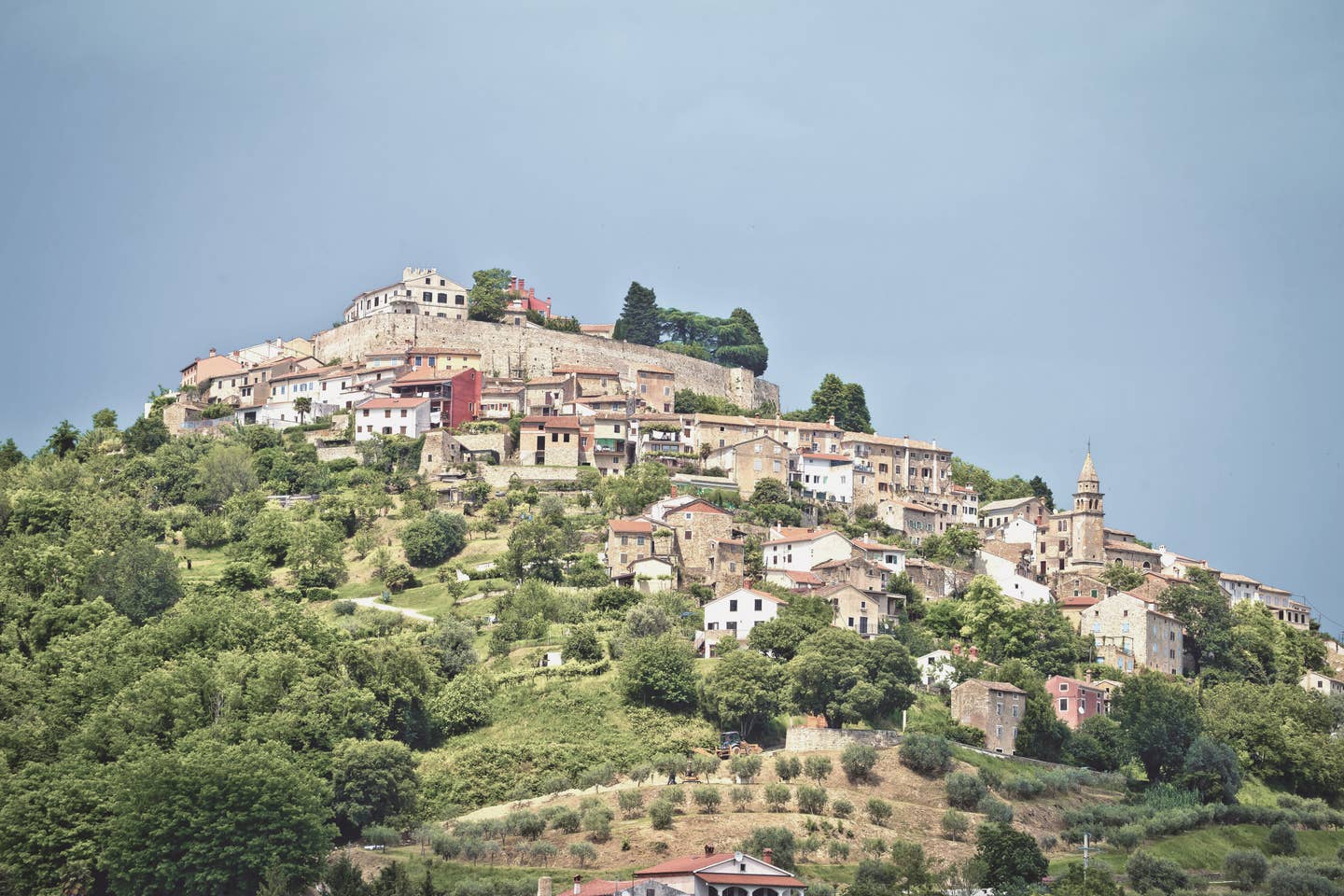 Urlaub in Istrien – Blick auf die Stadt Motovun