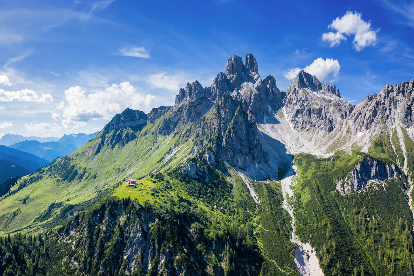 Berge und grüne Täler des Gebiets Hochkönig im Sommer 