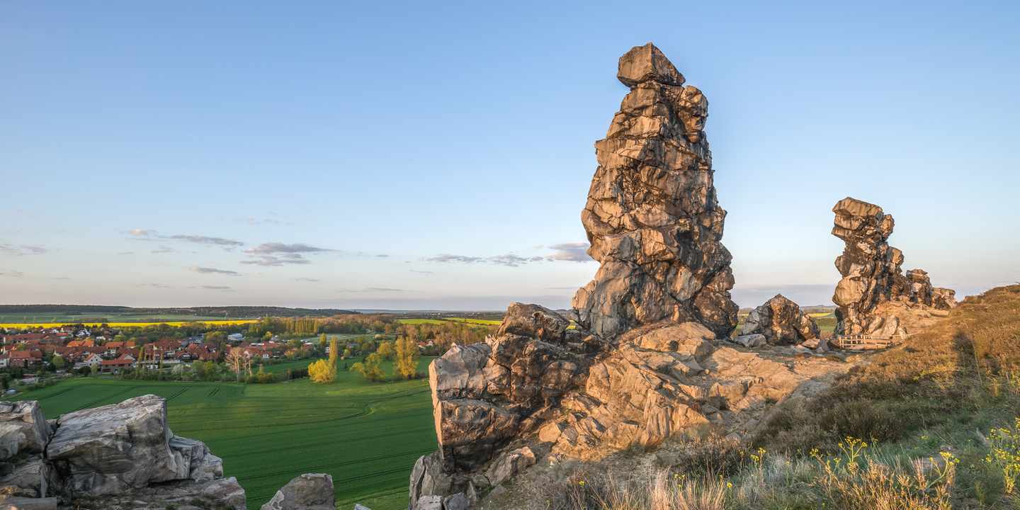 Teufelsmauer bei Weddersleben im Harz mit markanten Sandsteinfelsen und Blick über die Landschaft bei Abendlicht