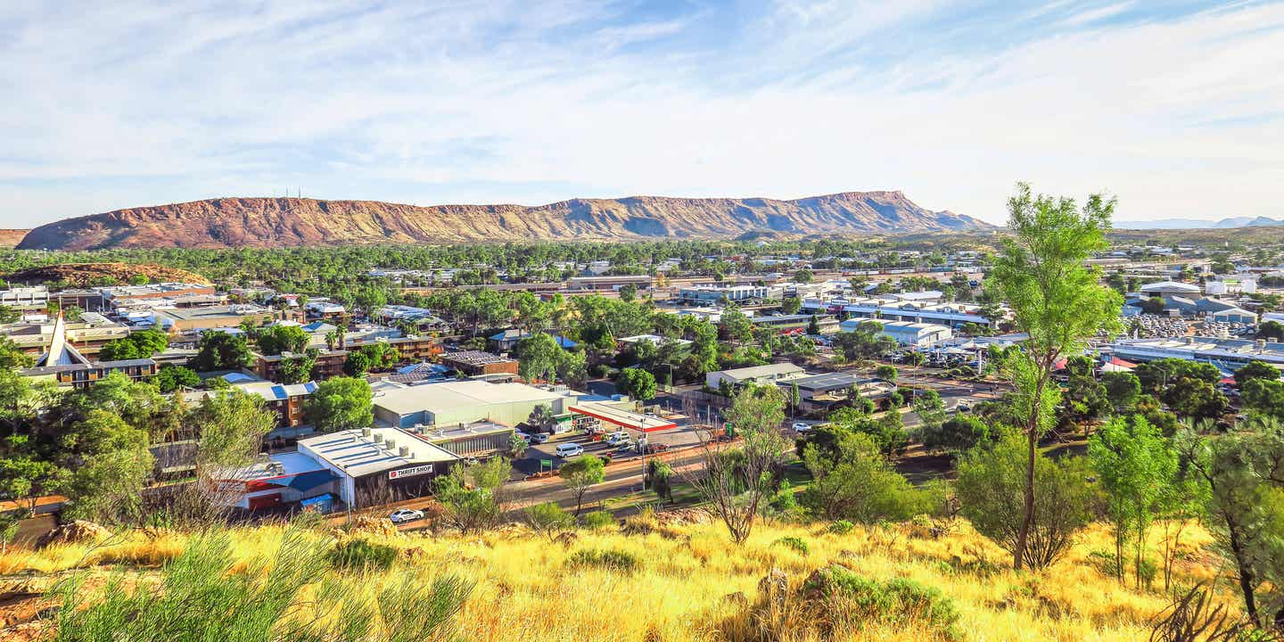 Alice Springs im Roten Zentrum Australiens mit Blick auf Stadt und MacDonnell Ranges  