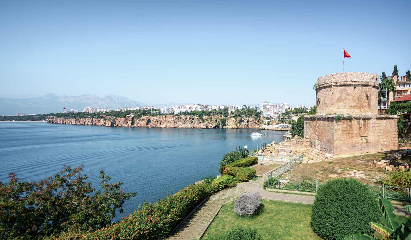 Antalya Urlaub mit DERTOUR. Panoramablick über Antalyas Felsküste