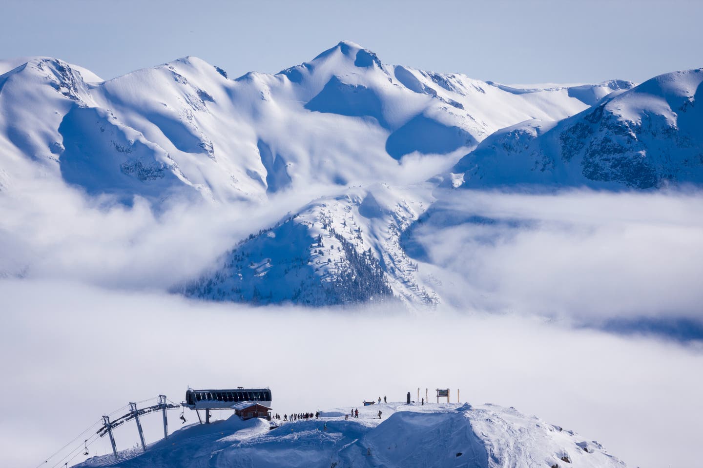 Blick auf das im Nebel gelegene Whistler Blackcomb Skigebiet in Kanada