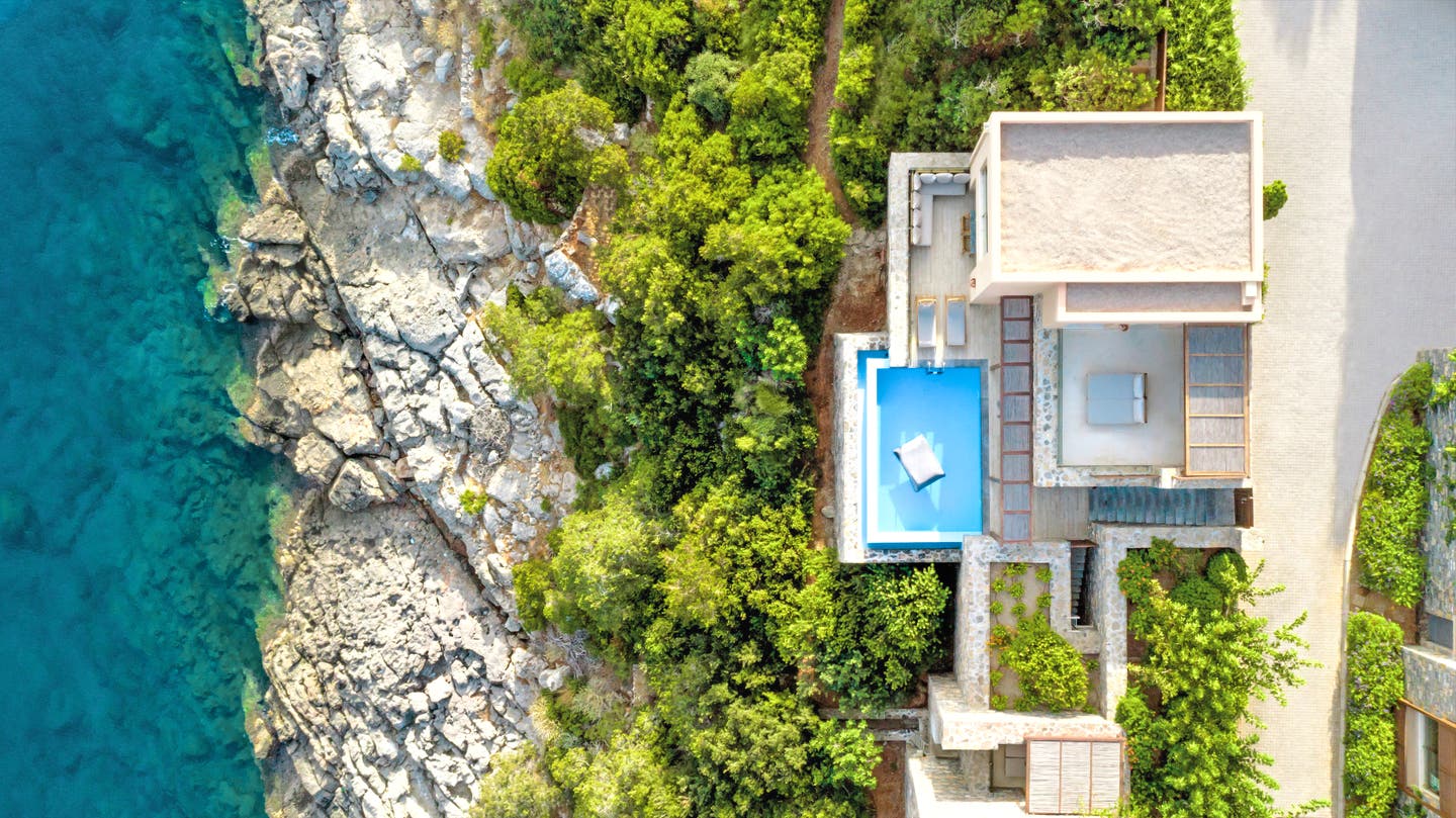 Villa mit Pool über den Klippen von Kreta am Strand