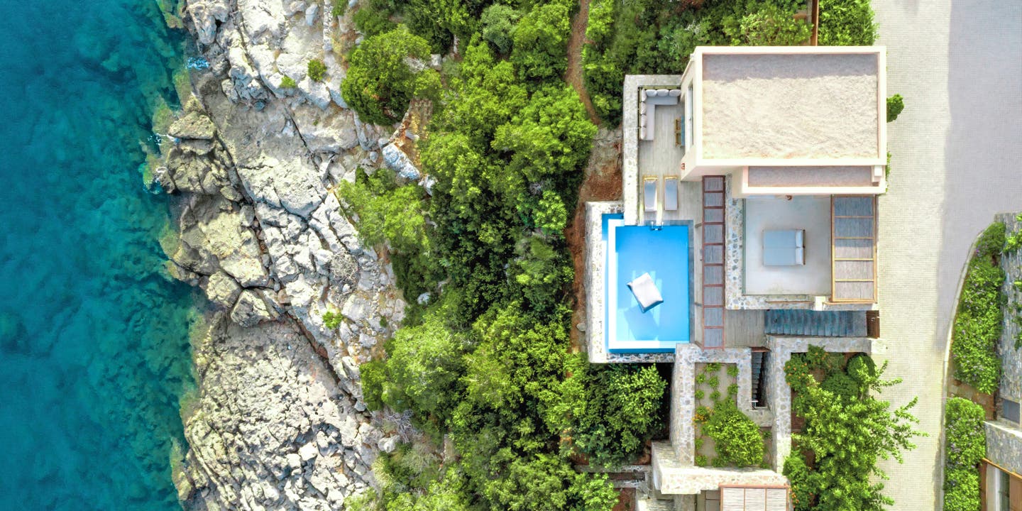 Villa mit Pool über den Klippen von Kreta am Strand