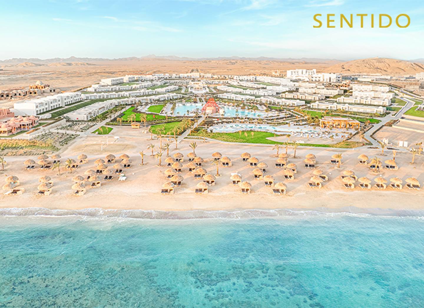 Blick auf das Sentido Reef Oasis Suakin; im Vordergrund der Strand mit dem Meer