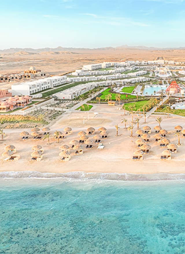 Sentido Hotels Blick auf das Sentido Reef Oasis Suakin; im Vordergrund der Strand mit dem Meer