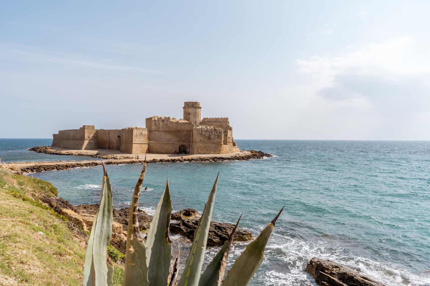 Kalabriens Strände: die Spiaggia Le Castella mit Blick auf die Festung