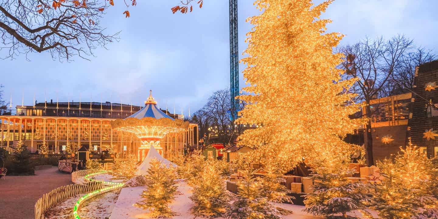 Blick auf den erleuchteten Tivoli-Park in Kopenhagen zur Weihnachtszeit