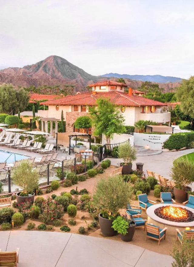 Coachella Hotels Blick auf das Coachella-Hotel Miramonte Resort & Spa in Kalifornien mit Pool, Feuerstelle und einem Bergpanorama im Hintergrund