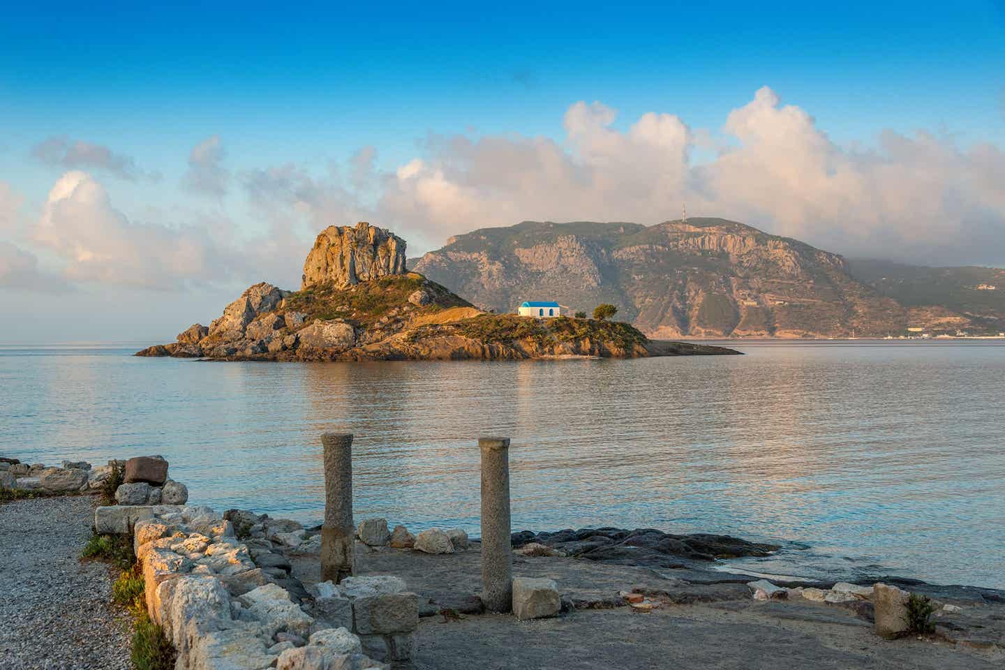 Blick auf Insel Kastri mit weißblauer Kapelle vom Strand Agios Stefanos