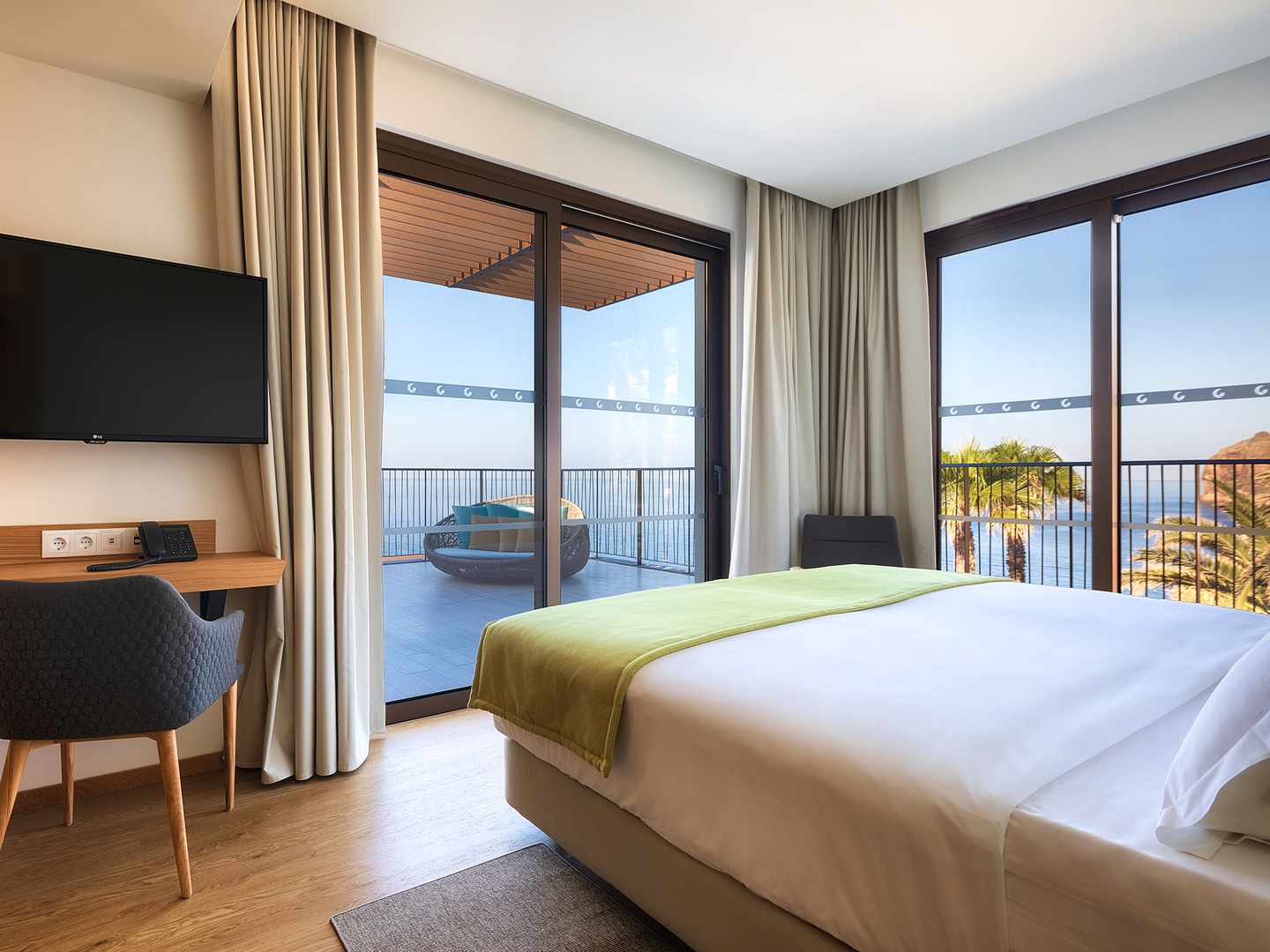 Zimmer im Sentido Galomar auf Madeira mit Doppelbett, großen Fensterfronten, Balkonzugang und Blick auf den Atlantik