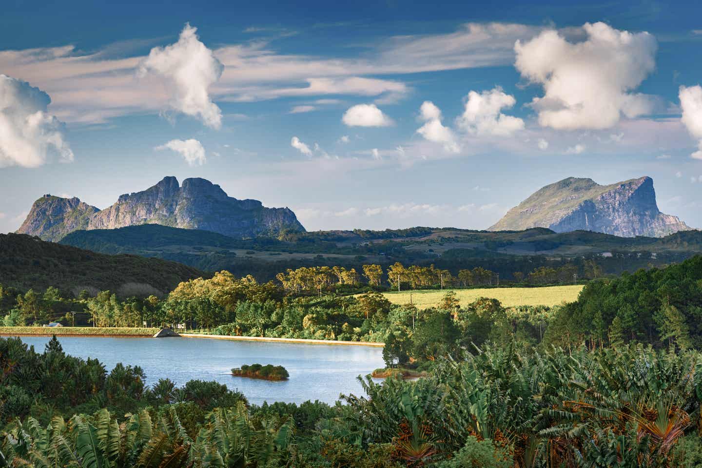 Landschaftsaufnahme der Insel Mauritius mit Bergen im Hintergrund