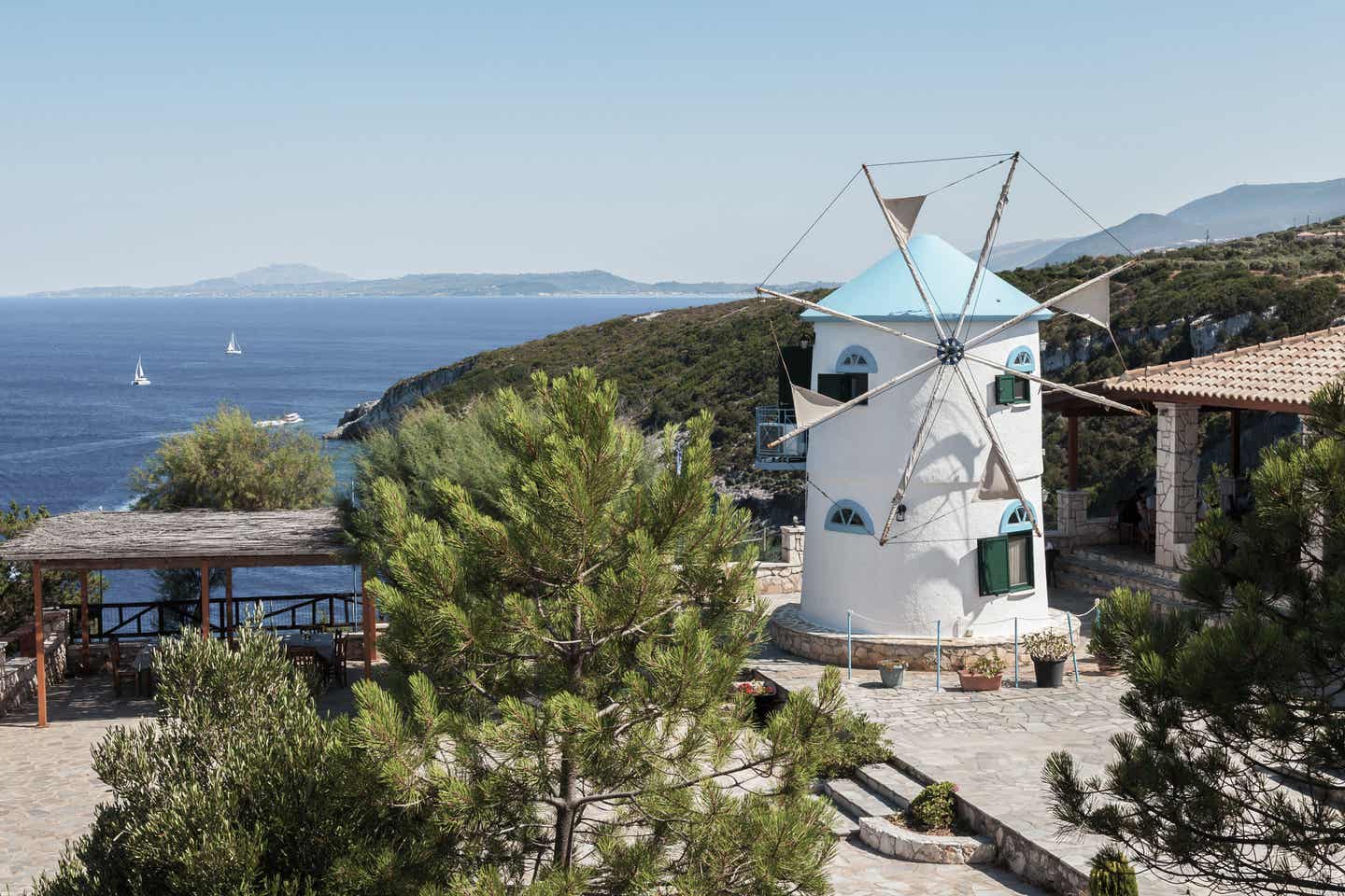 Urlaub auf Zakynthos – Blick auf die Windmühle in Agios Nikolaos