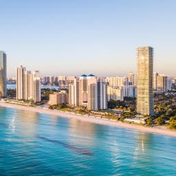 usa-miami-strand-mit-skyline-g-1191754271.png