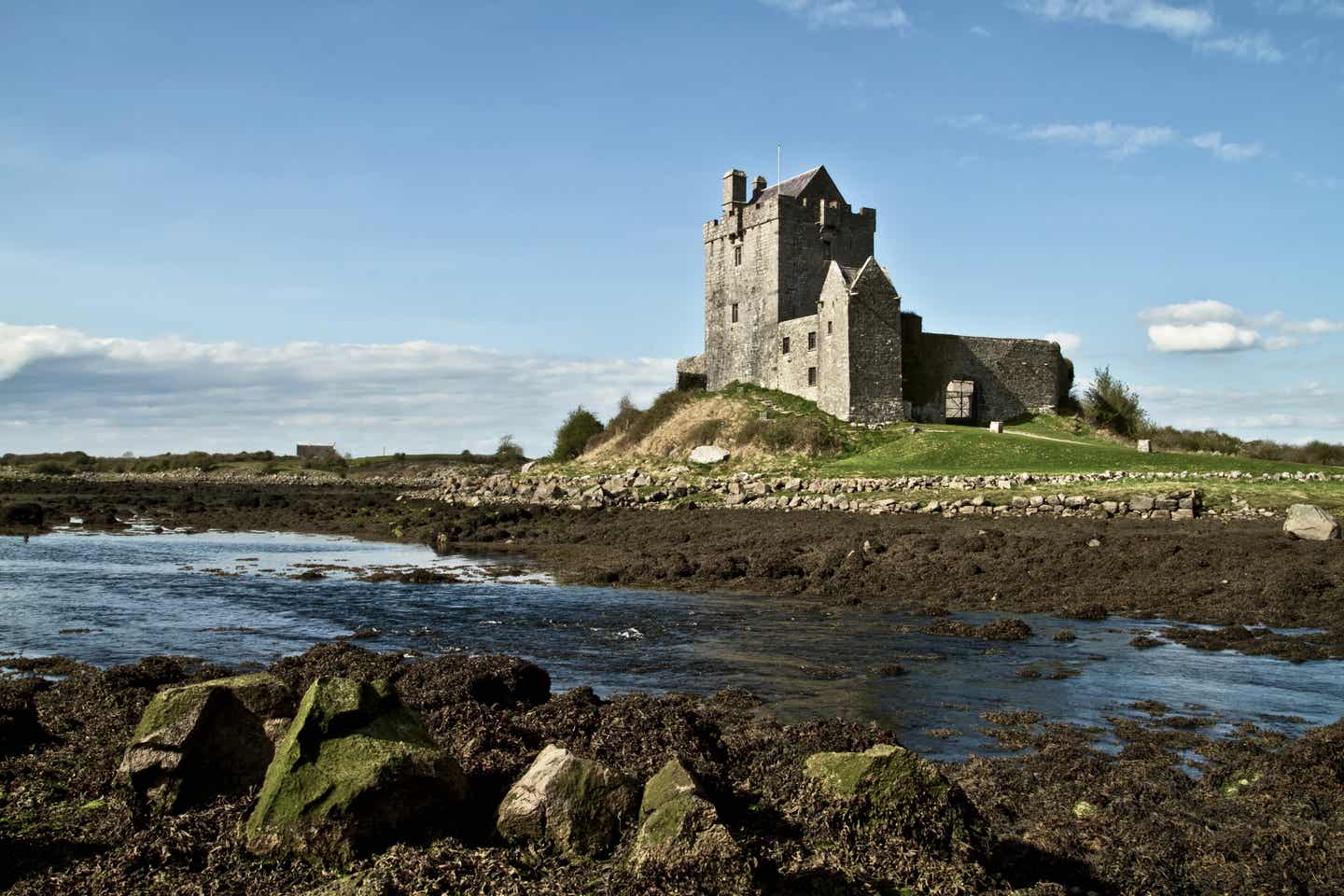 Dunguaire Castle in Irland Dunguaire Castle in Irland