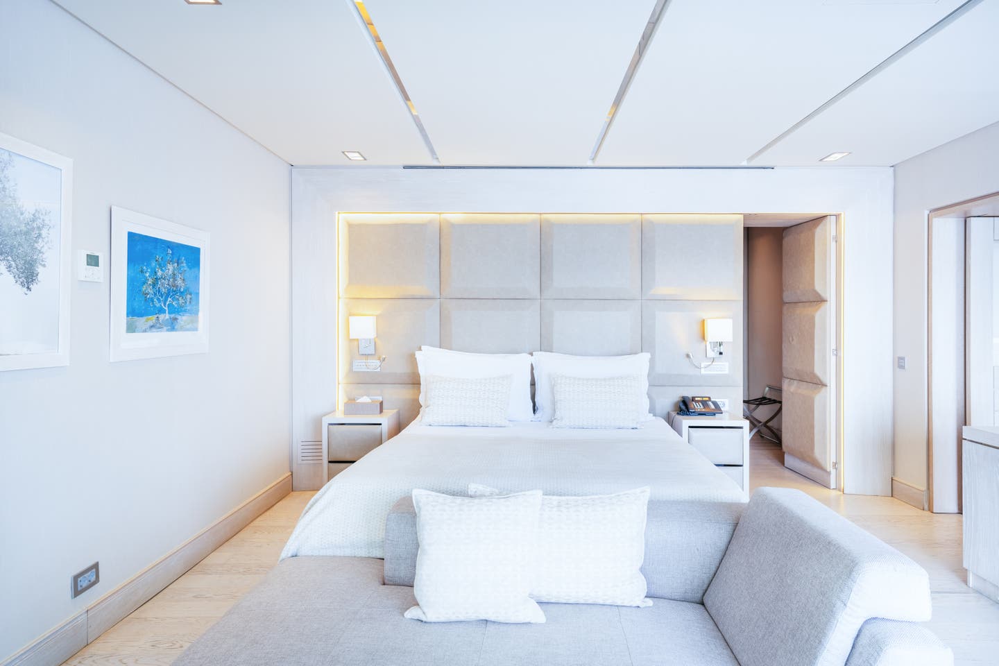 Bett und Sofa der Juniorsuite Premium Meeresfront