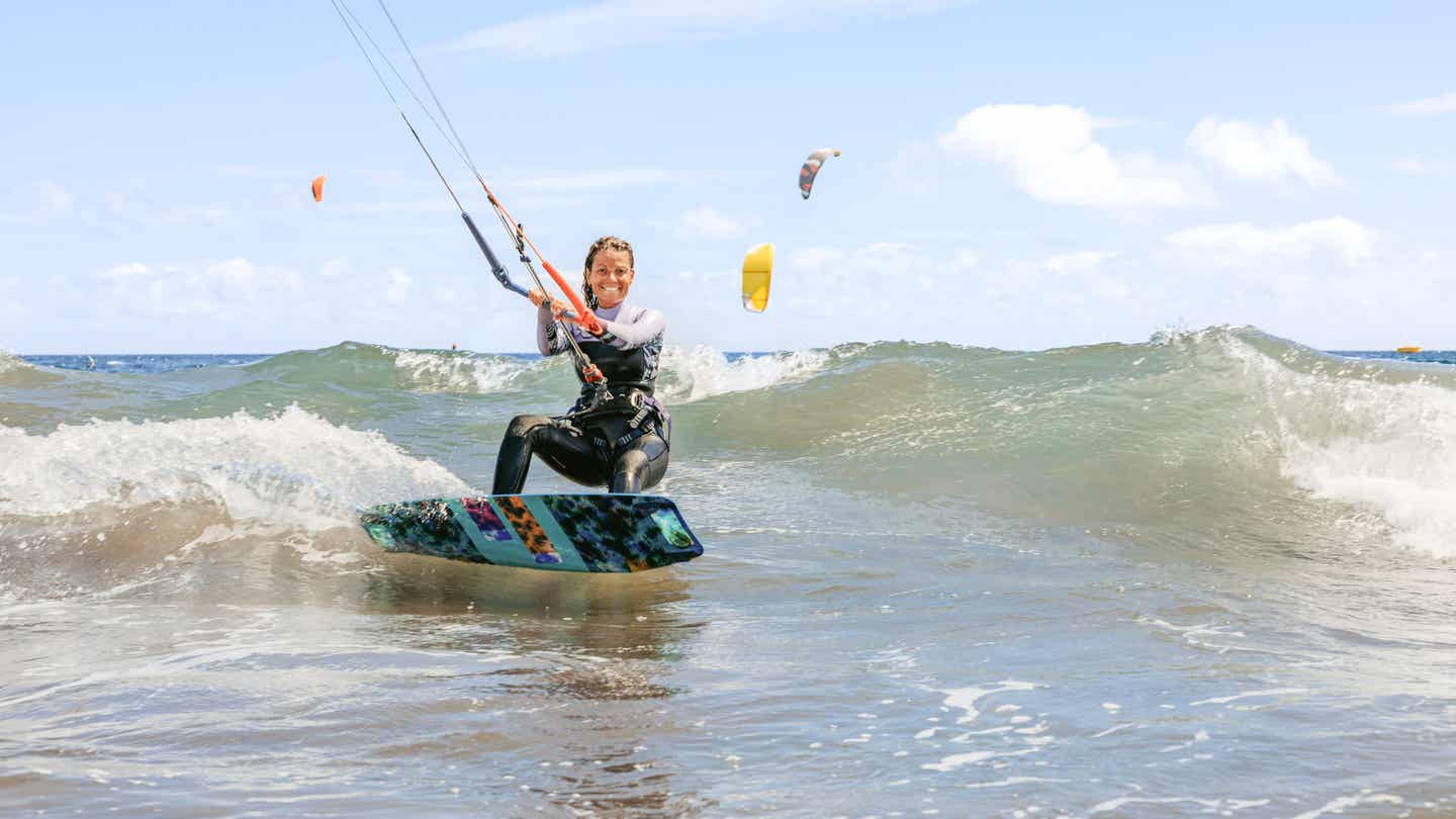 Frau beim Kitesurfen auf Tarifa – dynamischer Ritt über die Wellen des Atlantiks