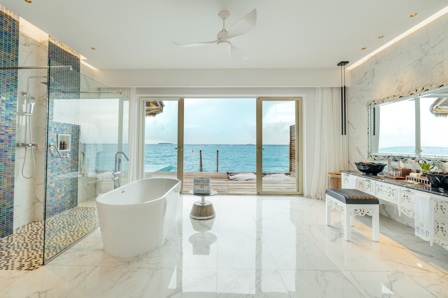 Bad mit Wanne und Meerblick in einer Water Villa with Pool