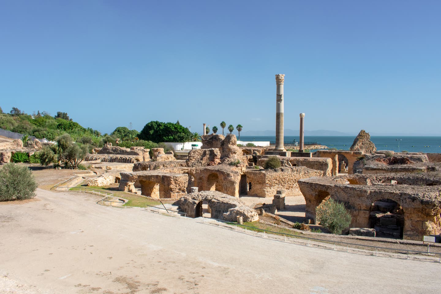 Archäologische Stätte in Karthago mit Blick über die historischen Thermalbäder