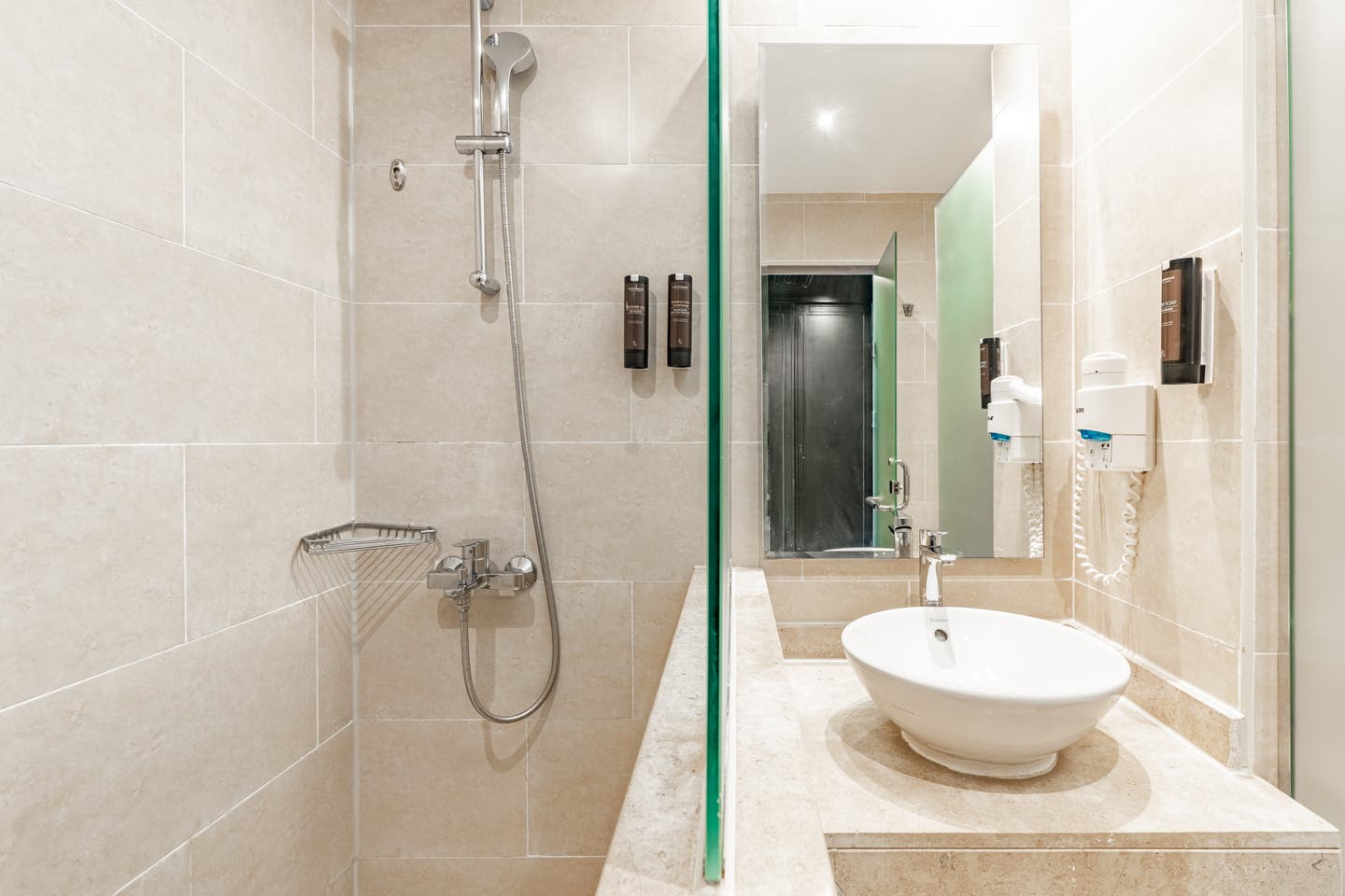 Bad eines Double Rooms Superior mit Poolblick