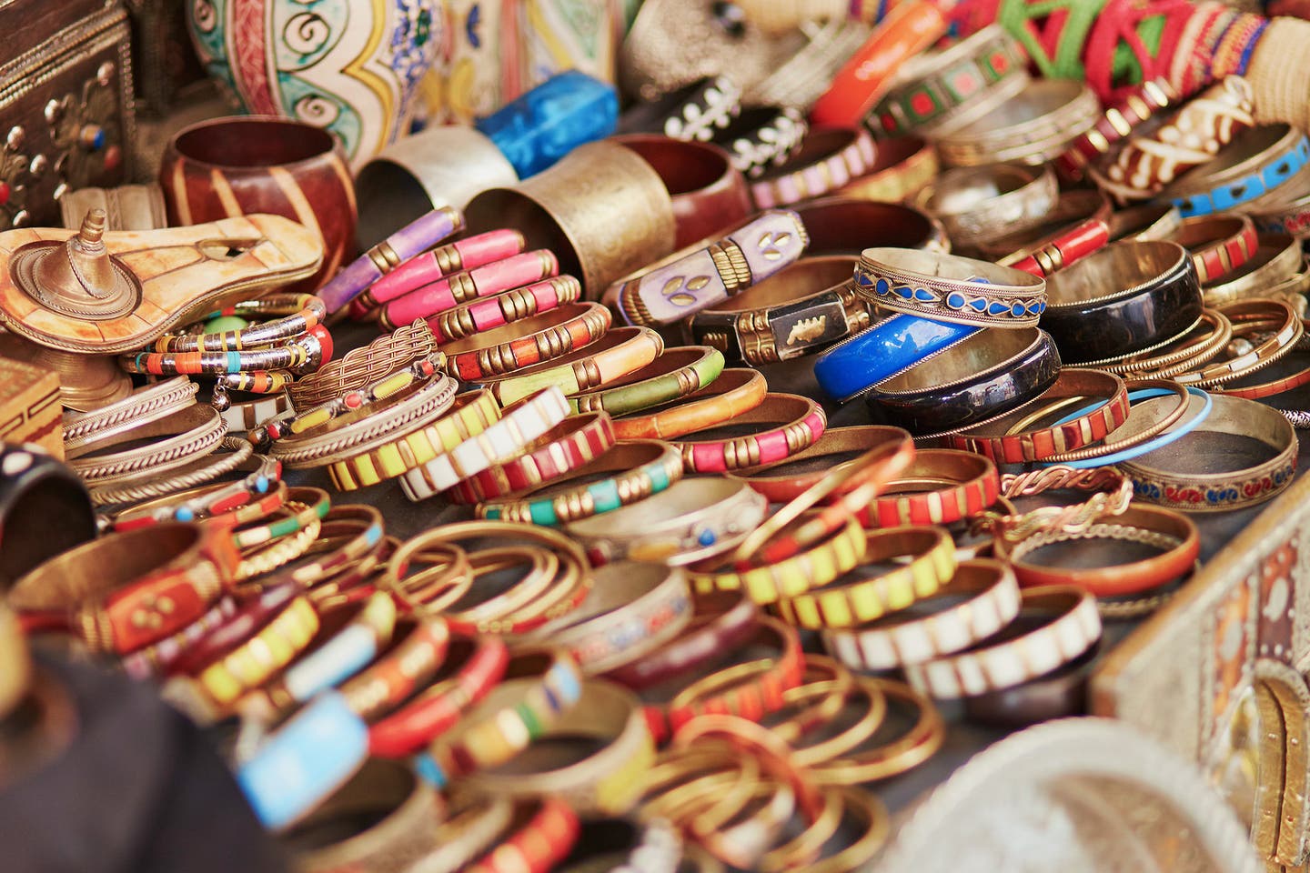 Sousse Markt: feilschen beim Kauf von landestypischen Schmuck