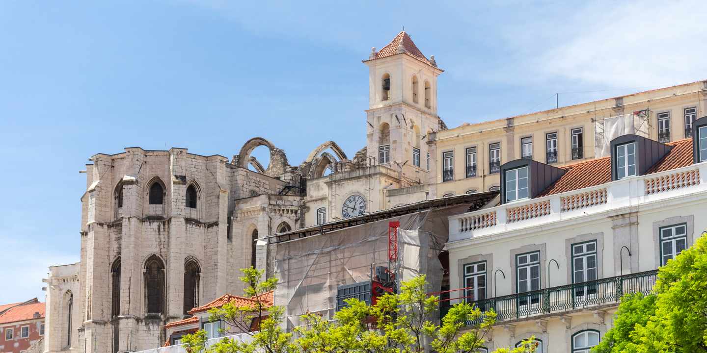 Ruine des Convento do Carmo mit offenen Spitzbögen und Blick in den Himmel 