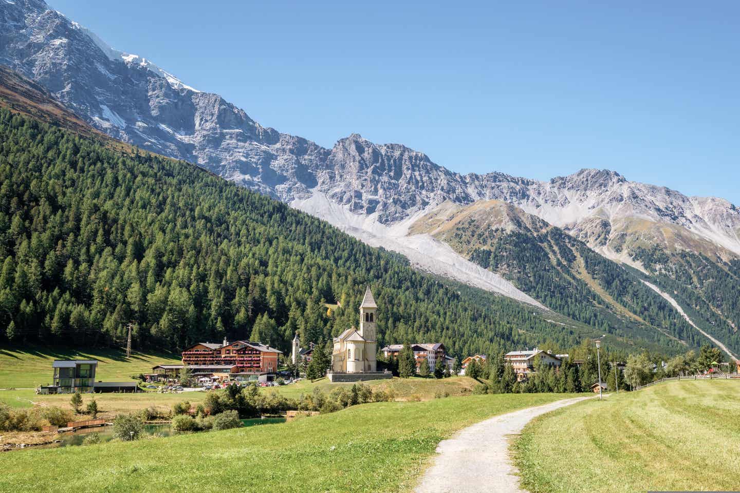 Das Bergdorf Sulden zwischen Bergen in Südtirol