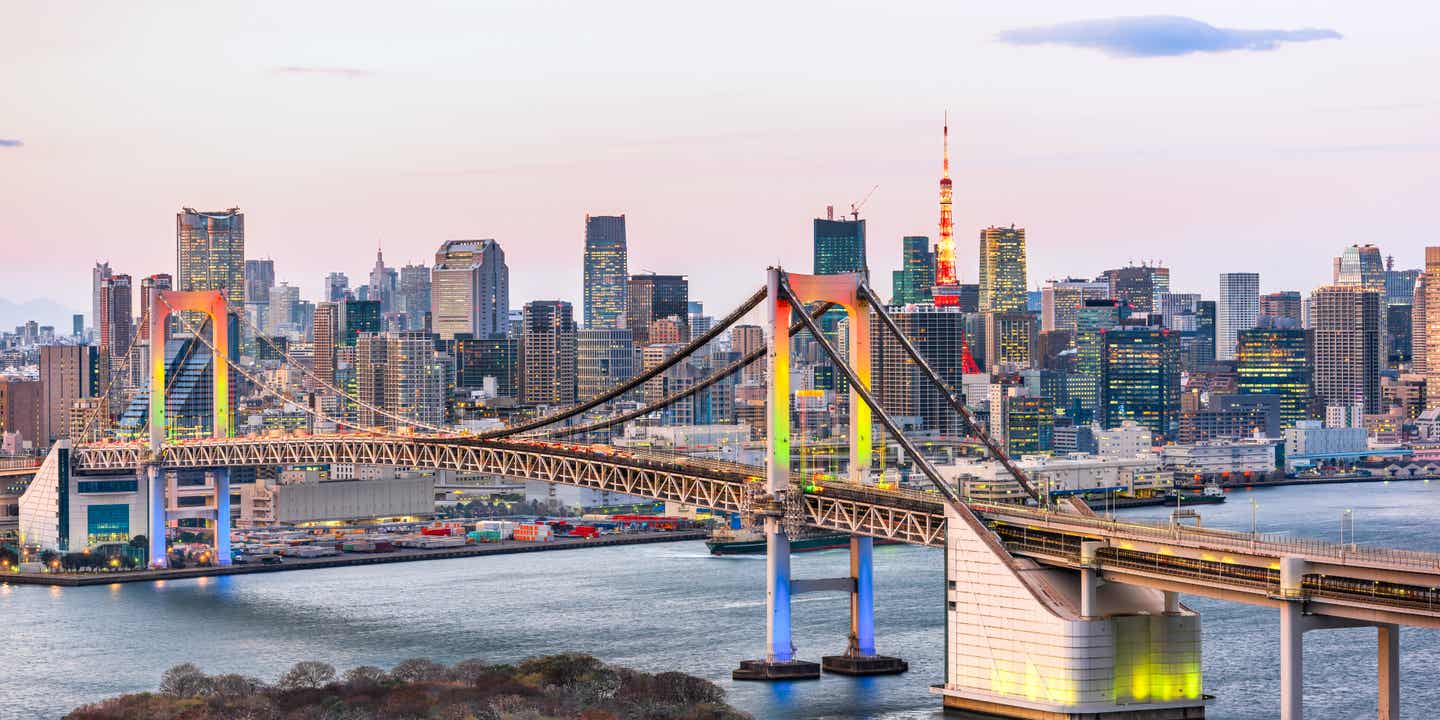 Japans Regenbogenbrücke im Urlaub in Tokio bewundern