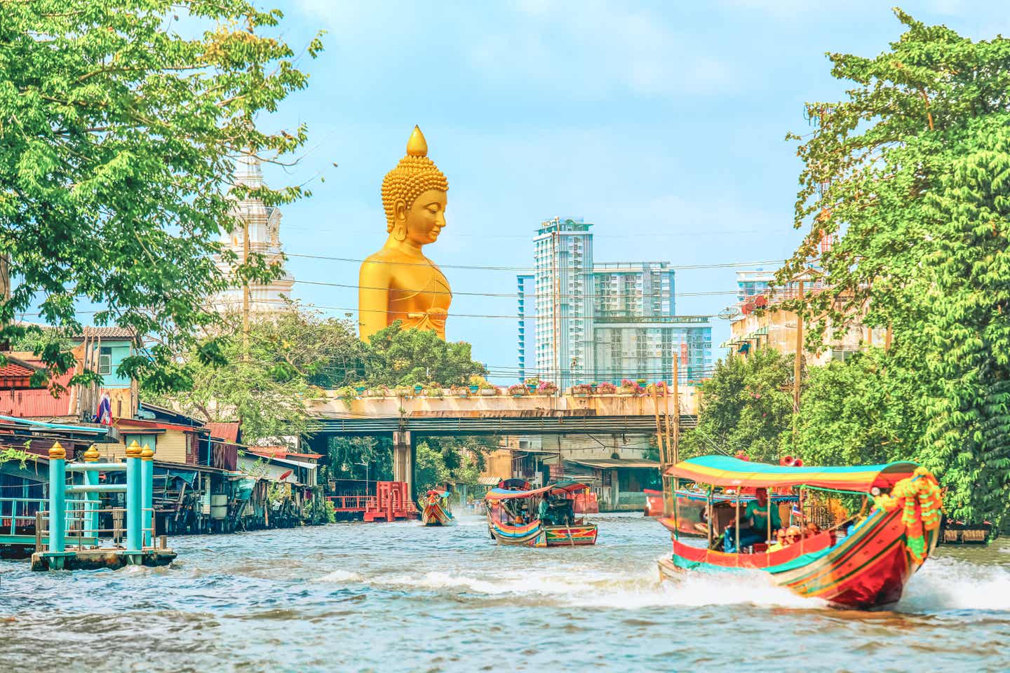 Exotischer Städtetrip in Asien mit zwei Wahrzeichen Bangkoks: Fluss und Buddha Blick auf den Goldenen Buddha mit dem Fluss in Bangkok im Vordergrund