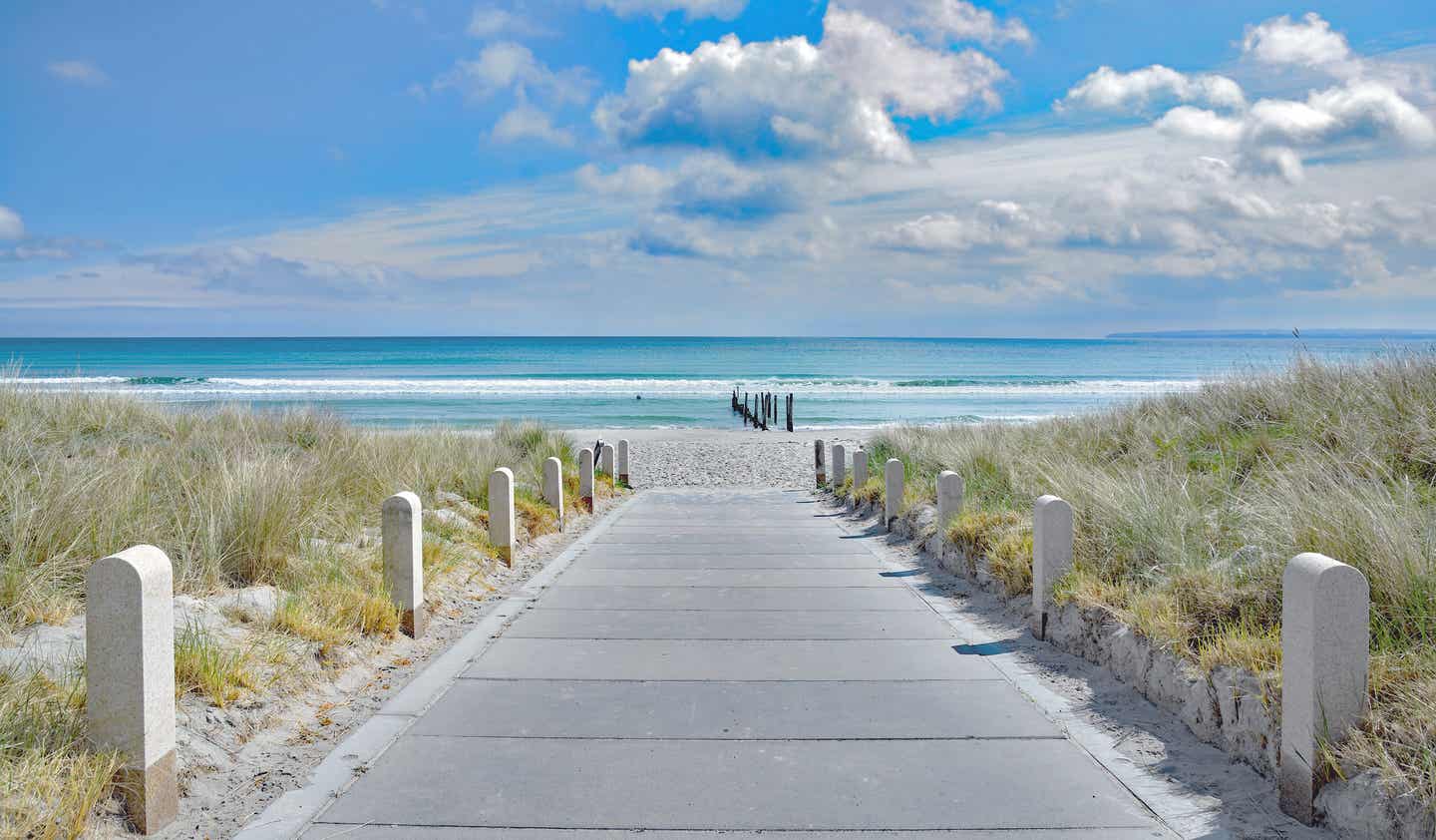 Deutschland: Strand auf Rügen mit Steg und Meer