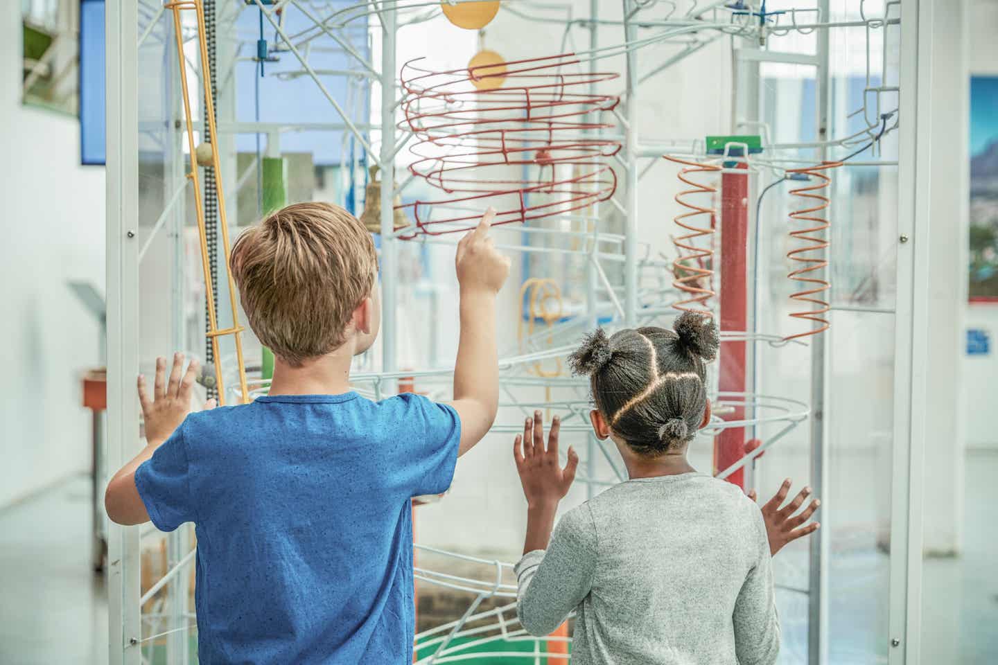 Usedom Urlaub mit DERTOUR. Junge und Mädchen in einer kinderfreundlichen Wissenschaftsausstellung