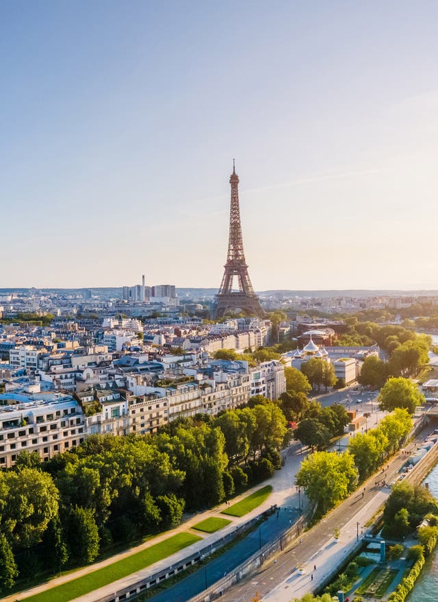 Jetzt entdecken Frankreich Stadt Eiffelturm in der Ferne