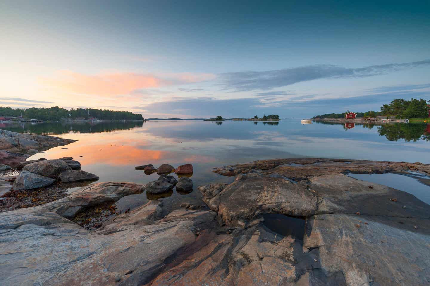 Archipel im Sonnenuntergang in Schweden