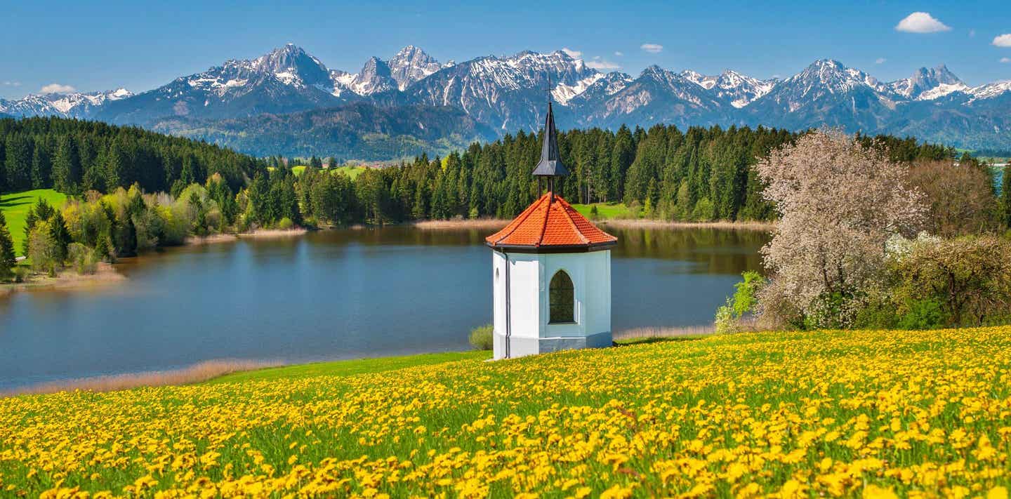 Bayerischer See mit Kapelle im Vordergrund und Berge im Hintergrund