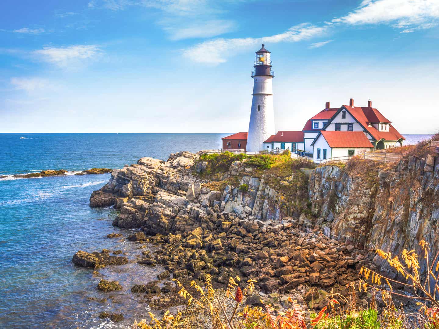 Neuengland steht für maritime Stimmung – kleine Leuchttürme prägen die Atlantikküste Klippenküste mit Portland Head Leuchturm in Maine – ein Highlight der schönsten Erlebnisreisen durch Neuengland