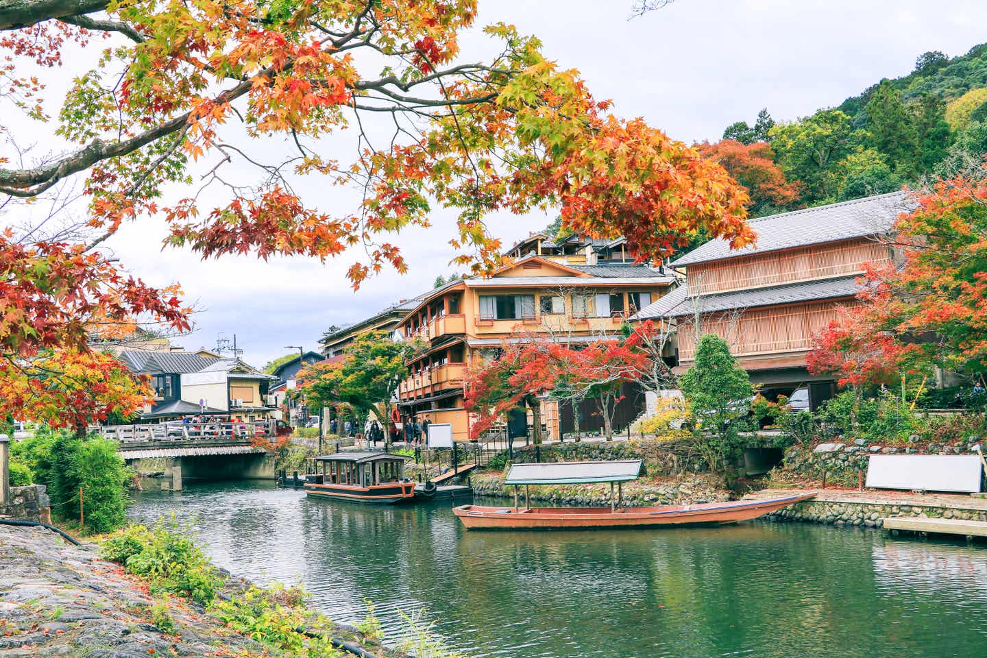 Städtetrip im November: Boot im Arashiyama Fluss in Kyoto