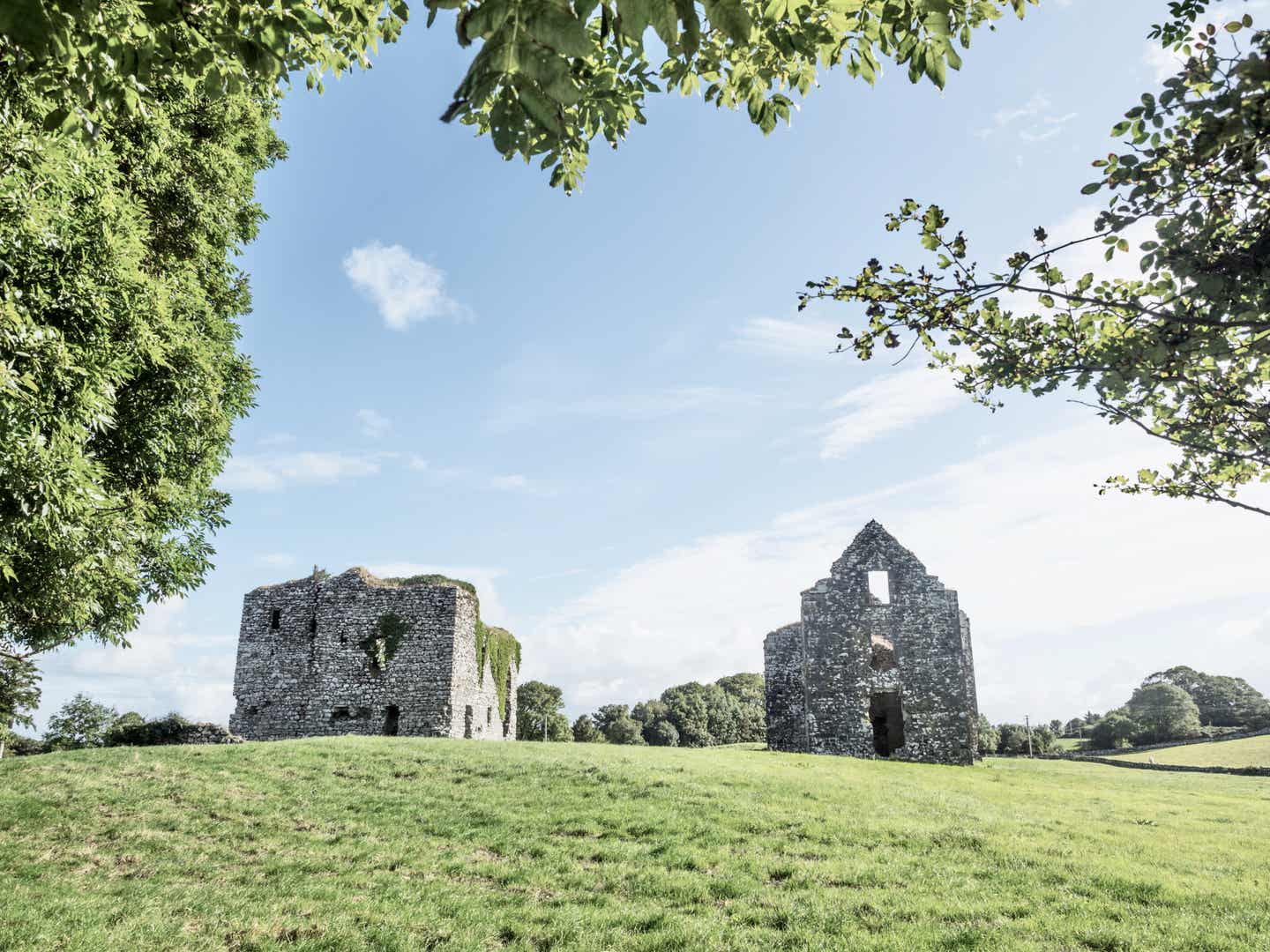 Die Ruinen von Annaghkeen in Lough Corrib in Irland Die Ruinen von Annaghkeen in Lough Corrib in Irland