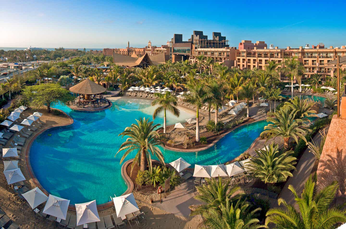Lopesan Baobab Resort - Poollandschaft im Grünen im afrikanischen Stil