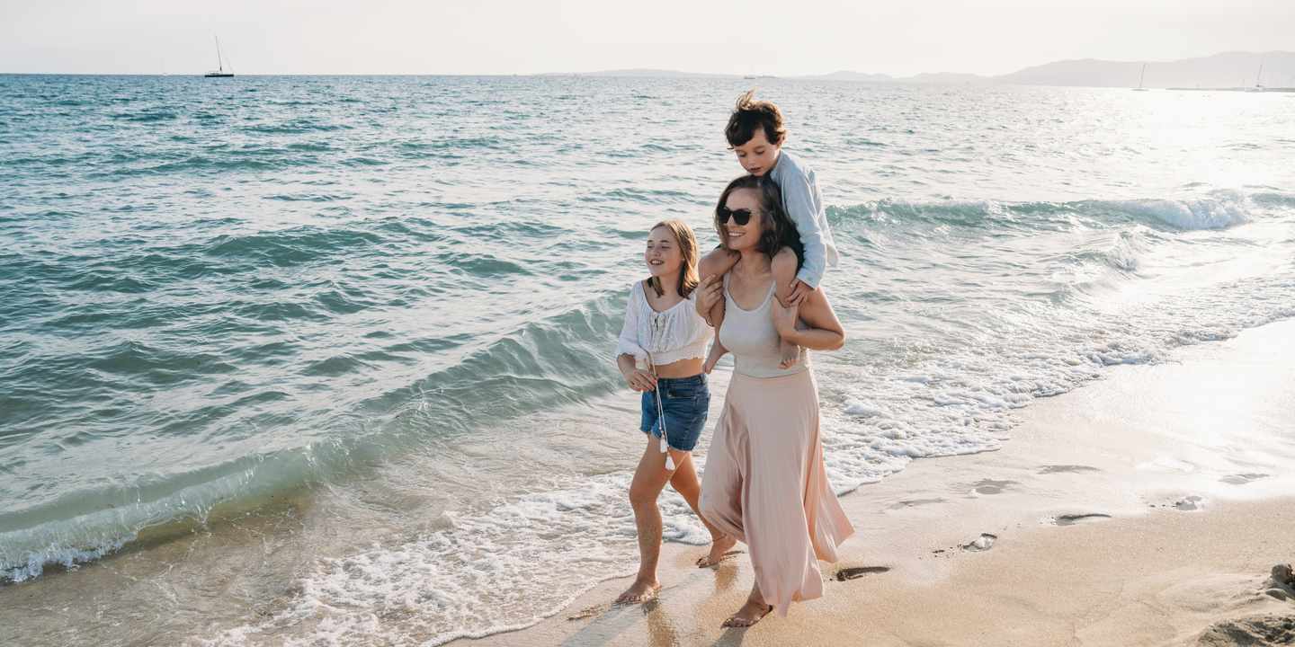 Eine Familie spaziert am Strand in der Nähe von Palma de Mallorca