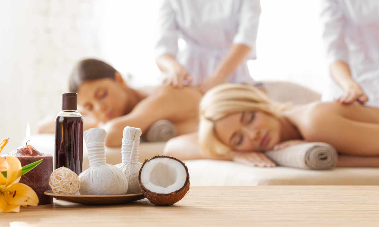 wellness-freundinnen-wellnesswochenende-spa-rueckenmassage-gemeinsame-anwendung-g-2269244328.jpg
