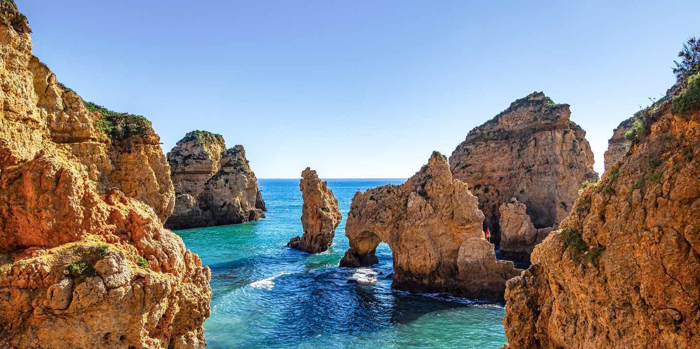 Felsformationen Ponta da Piedade bei Lagos mit Grotten und türkisfarbenem Atlantik