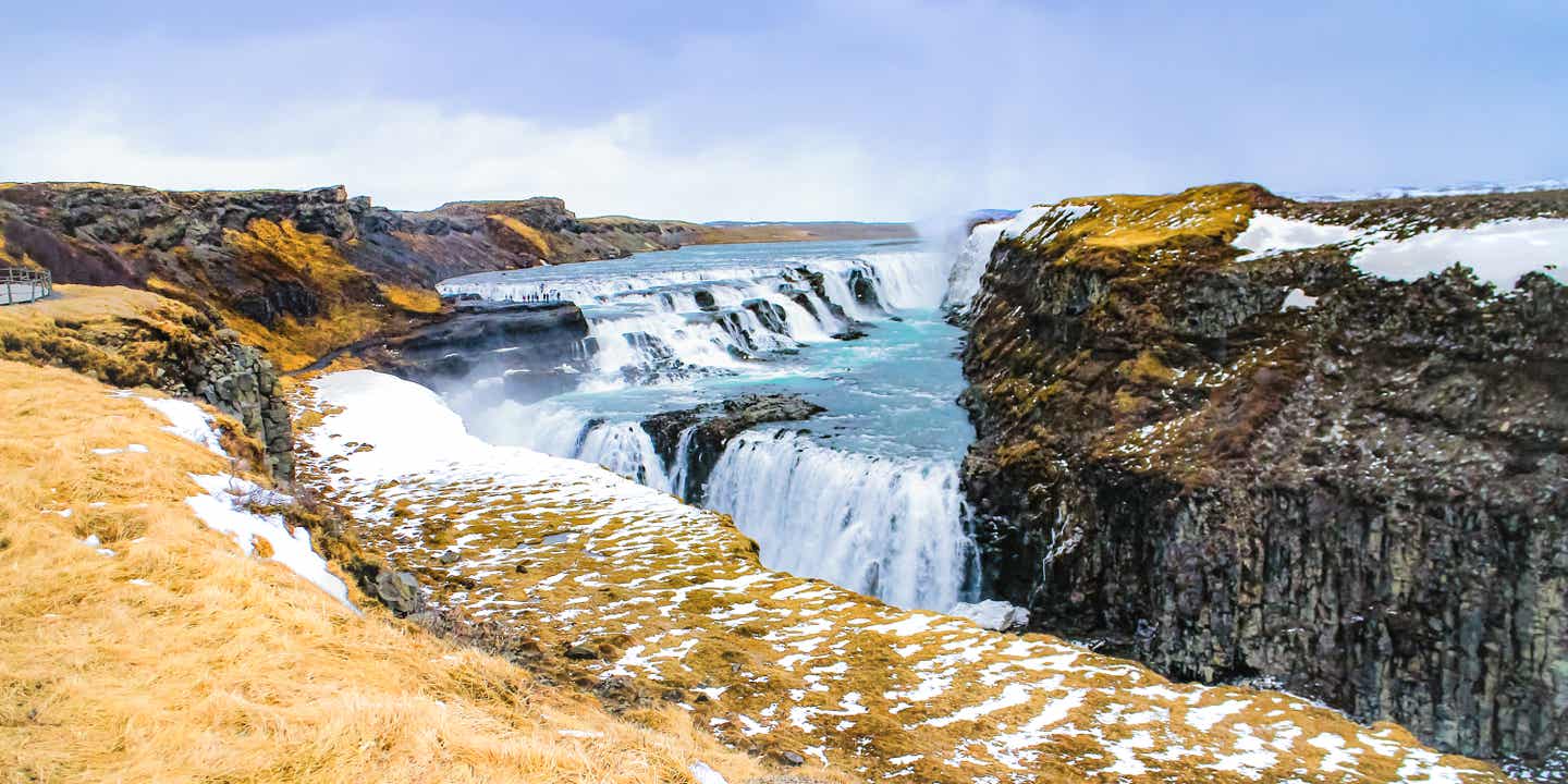 Gulfoss-Wasserfall auf dem Golden Circle in Island mit Schnee
