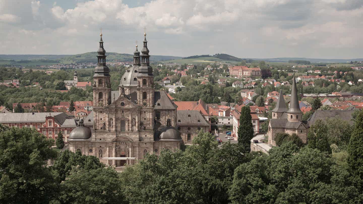 Rhön Urlaub mit DERTOUR. Panoramaaufnahme der Stadt Fulda mit ihrem Dom