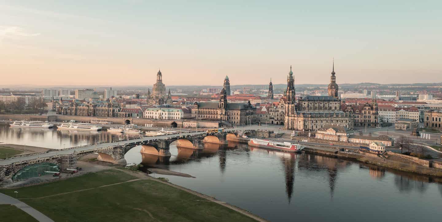 Urlaub in Sachsen mit DERTOUR. Luftaufnahme der historischen Innenstadt von Dresden mit Blick über die Elbe bei Sonnenaufgang